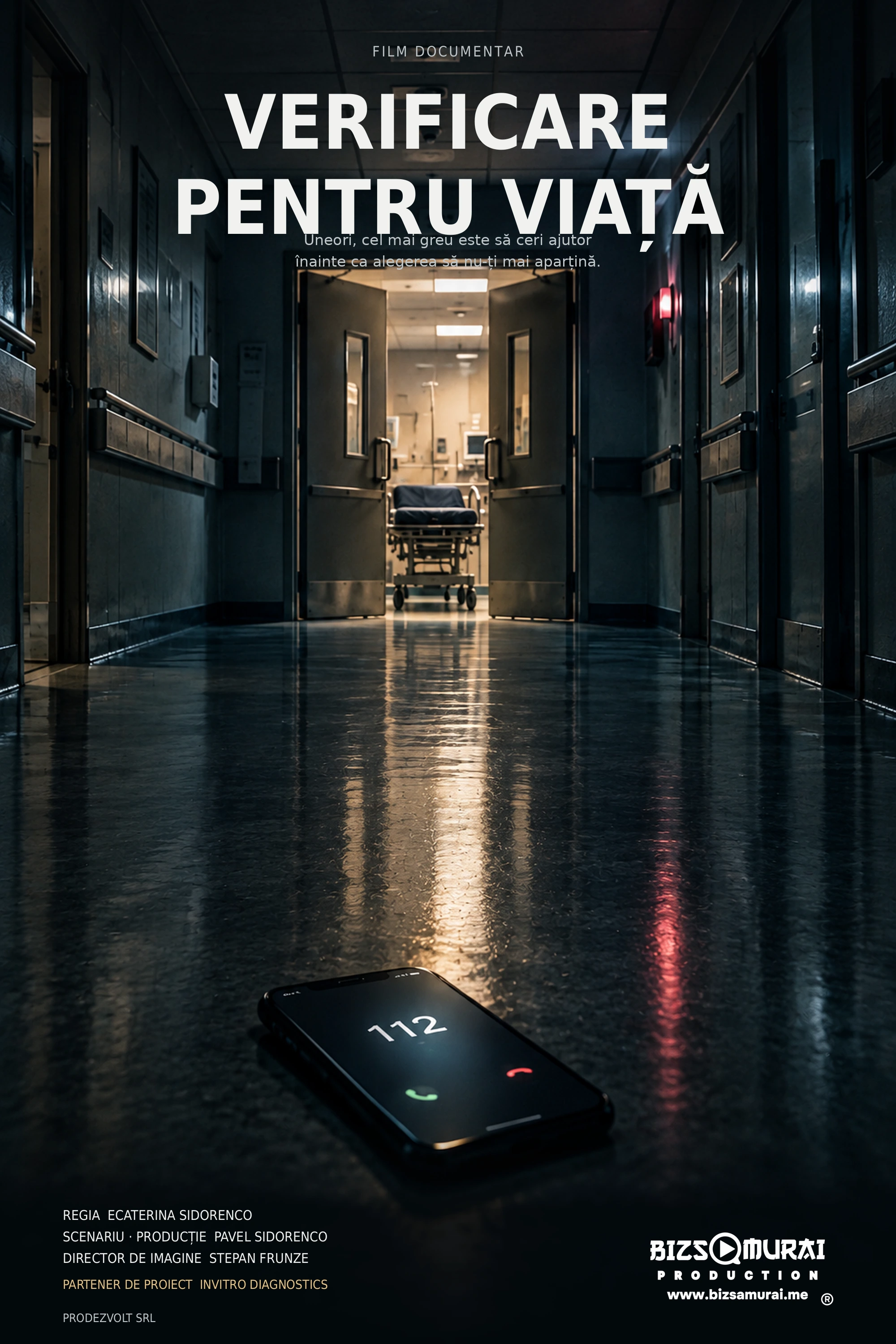 Afiș conceptual al filmului documentar „Verificare pentru viață”: coridor gol, ușă deschisă și telefon cu numărul 112. Nu este un cadru din film.